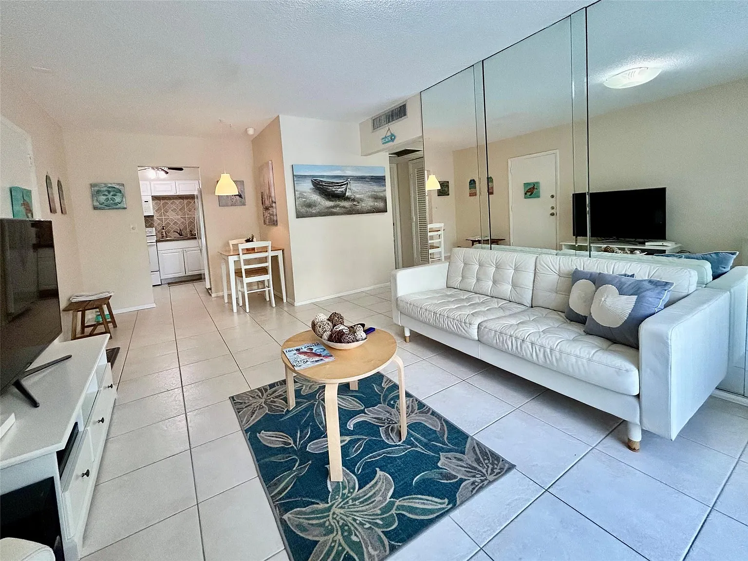 2 bed, 2.0 bath, 840 sqft, $2,900 — Photo 2