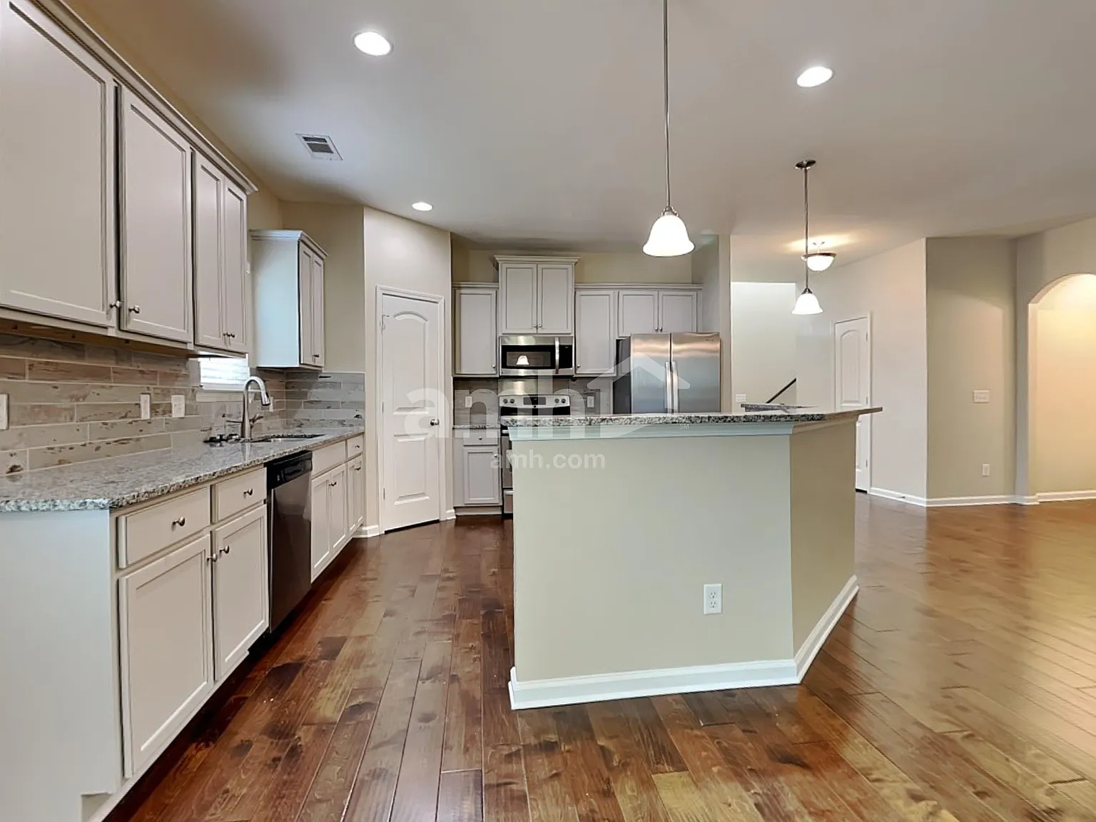 5 bed, 3.0 bath, 3542 sqft, $3,035 — Photo 4
