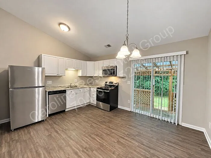 3 bed, 1.5 bath, 985 sqft, $1,695 — Photo 4