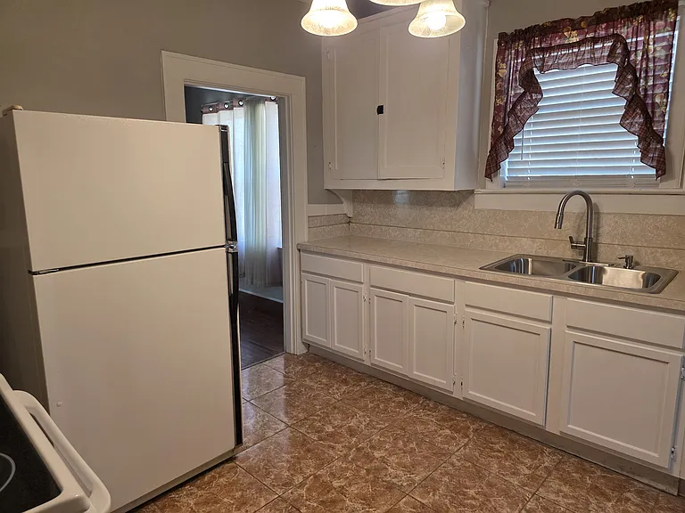2405 Vance St — Photo 2