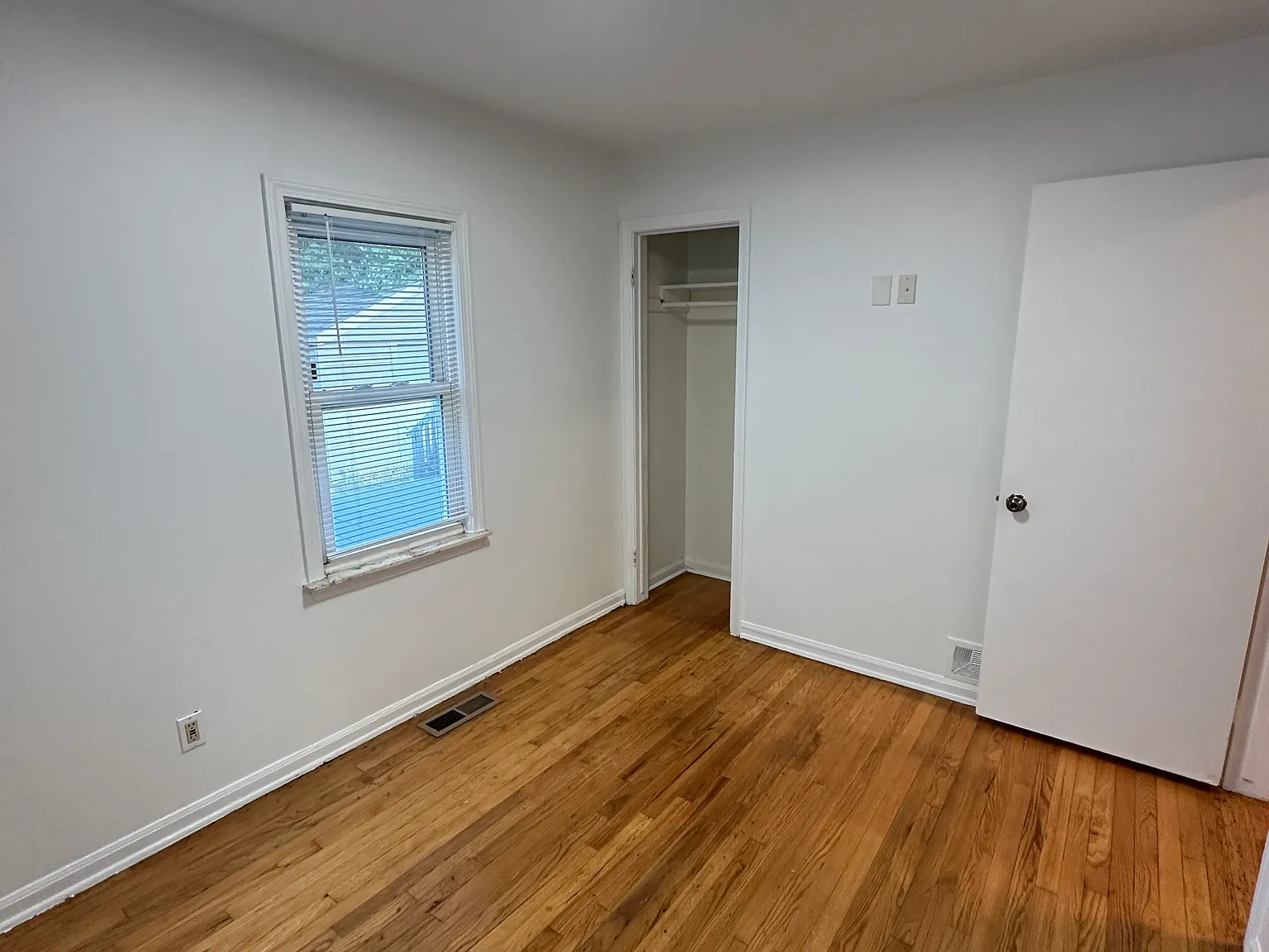 3 bed, 910 sqft, $1,300 — Photo 4