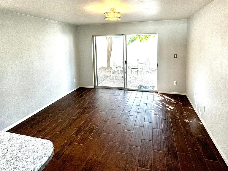 932 W Oakland St — Photo 11