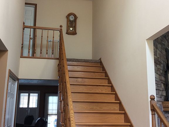 Hardwood stairs/14' entry