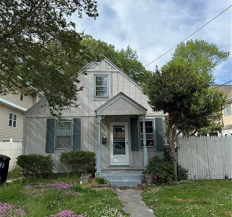 1st image of 611 13th St