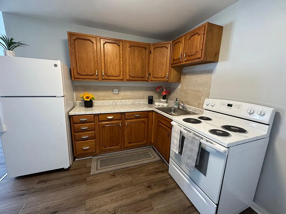 206 E Ayre St #1