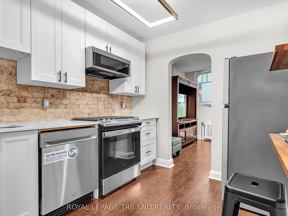111 Dundas St #6