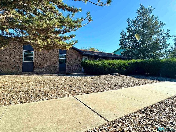 3rd image of 1725 Courtland Cir
