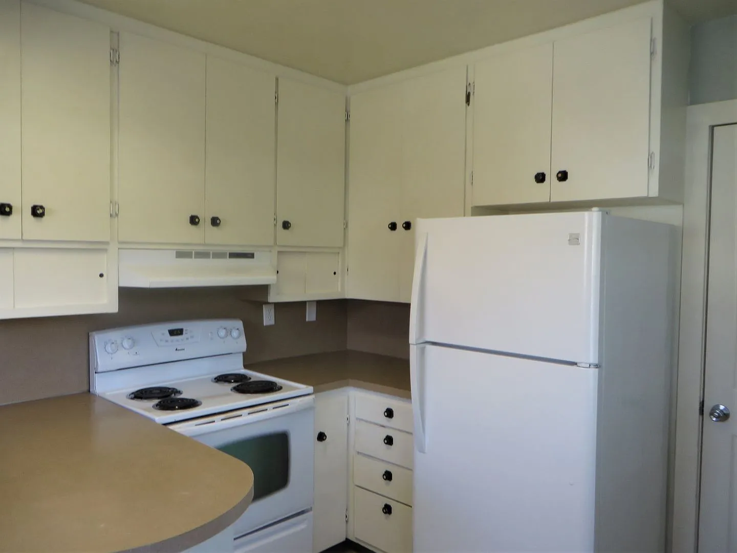 Great Hucrest Home with Hardwood Floors & a Fireplace! — Photo 3