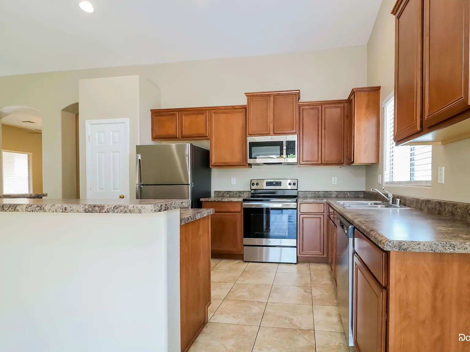 3 bed, 2.0 bath, 1708 sqft, $2,280 — Photo 4