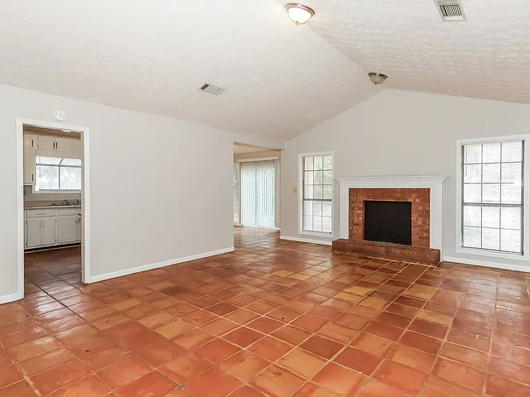 202 Northbridge Dr — Photo 5
