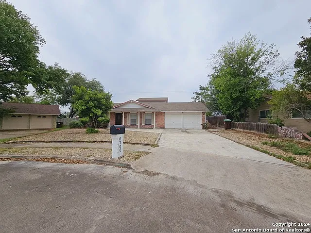 5 bed, 2.0 bath, 2100 sqft, $2,100 — Photo 2