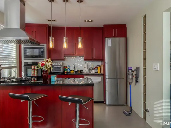 126 Hackett Pl APT 204B, Rutherford, NJ 07070