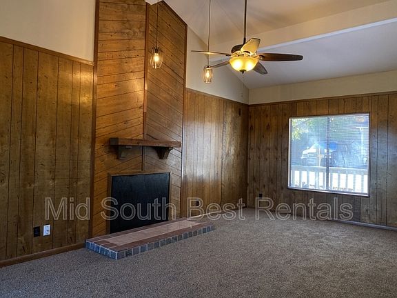 2nd image of 1101 N Oaks Ln
