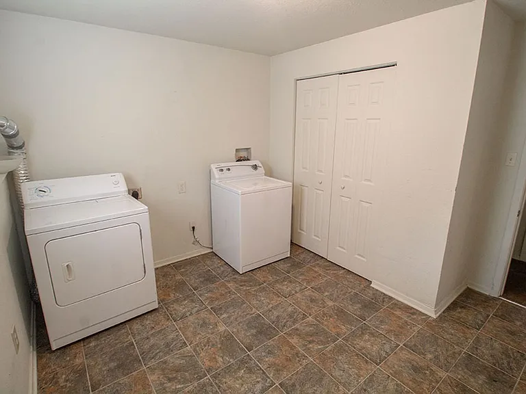 1013 W Ash St — Photo 31