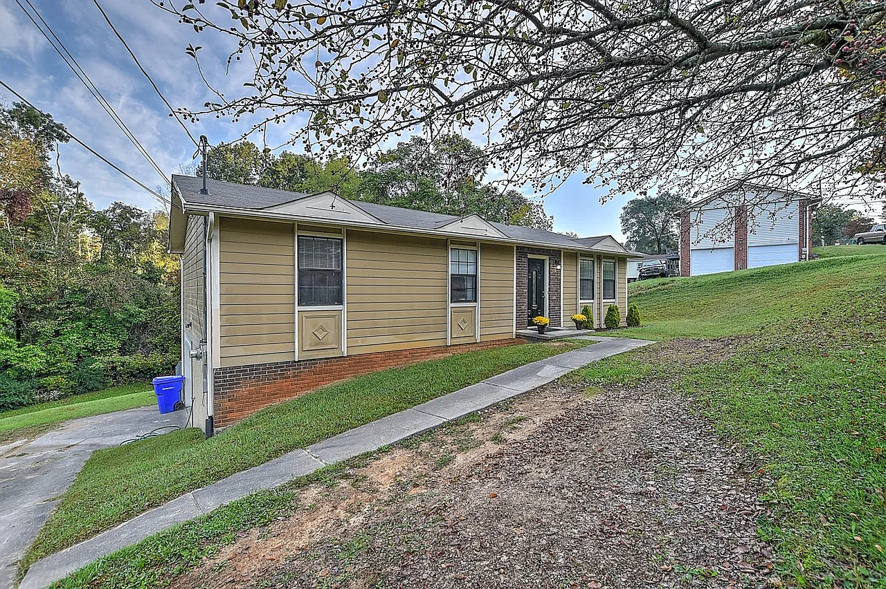 3 bed, 1144 sqft, $1,975 — Photo 1