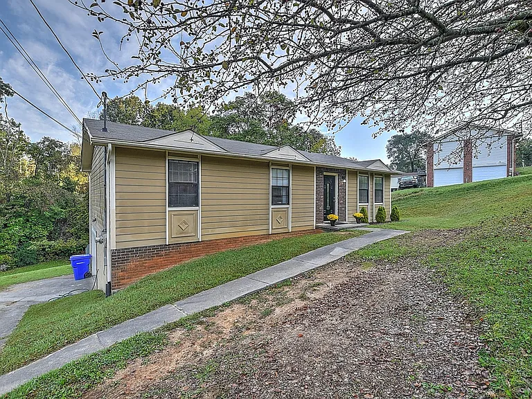 211 Hayter Dr — Photo 1