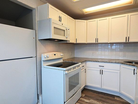 5th image of 628 Wisteria Rd