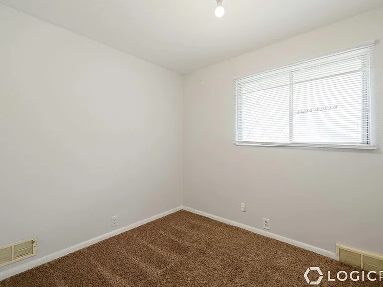 1305 Henderson Dr — Photo 12