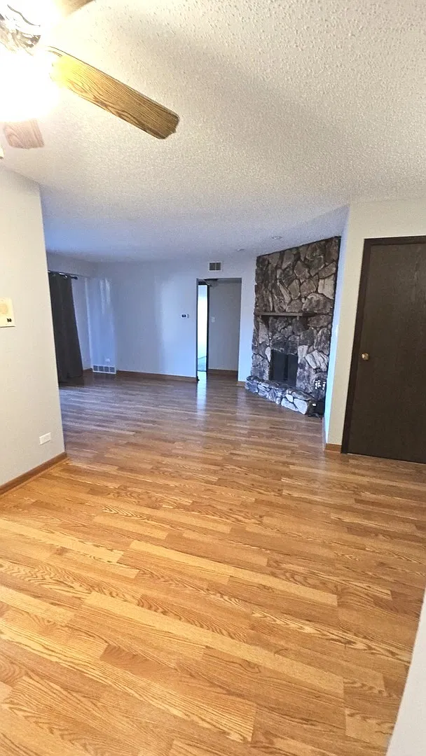 2 bed, 1100 sqft, $1,900 — Photo 2