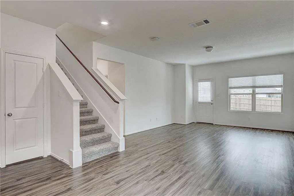 4 bed, 2.5 bath, 2532 sqft, $2,200 — Photo 2