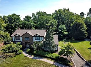 3 Amber Ridge Rd, Chestnut Ridge, NY 10977