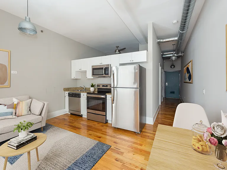 180 W. Adams — Photo 19