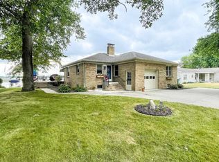 1061 Chapman Lake Dr, Warsaw, IN 46582