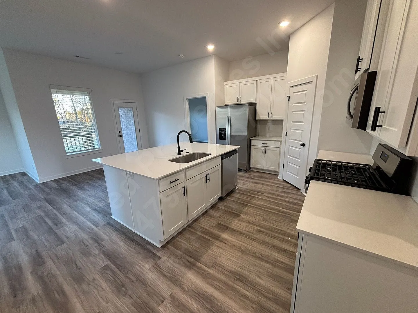 Gorgeous New Construction 3 Bedroom 2 Bathroom Home in Farmington! — Photo 4