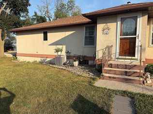 913 W Lake Ave, Worthington, MN 56187
