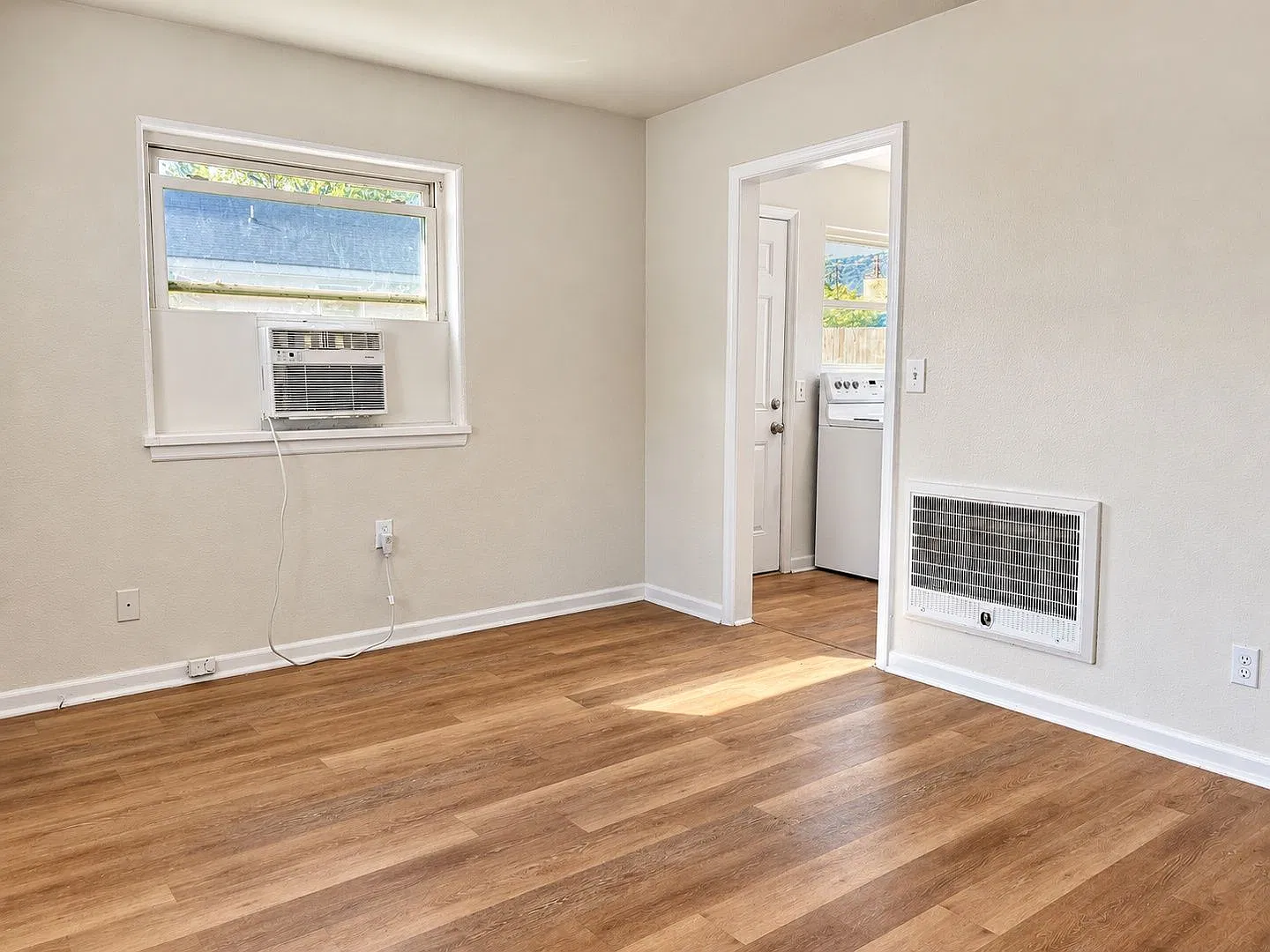 2 bed, 1.0 bath, 1679 sqft, $895 — Photo 3