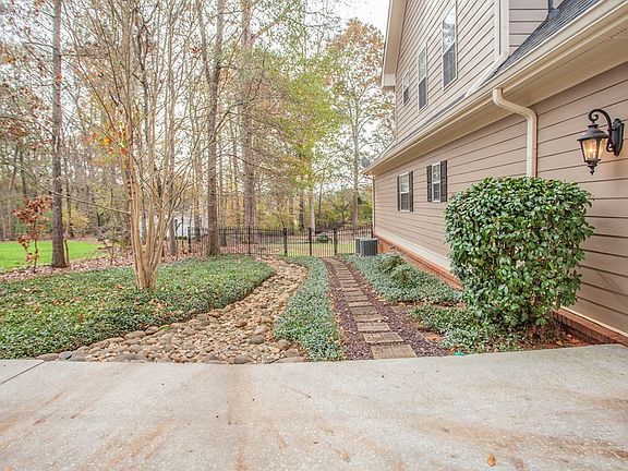 4th image of 40 S Creek Ct