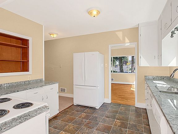 5th image of 17318 Spruce Way