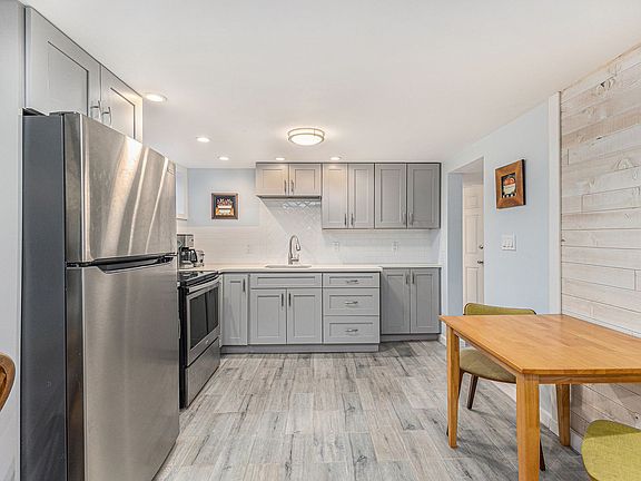 5th image of 1875 S Williams St Unit B