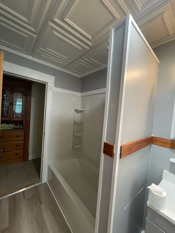 4 bed, 1.0 bath, 2400 sqft, $674 — Photo 2