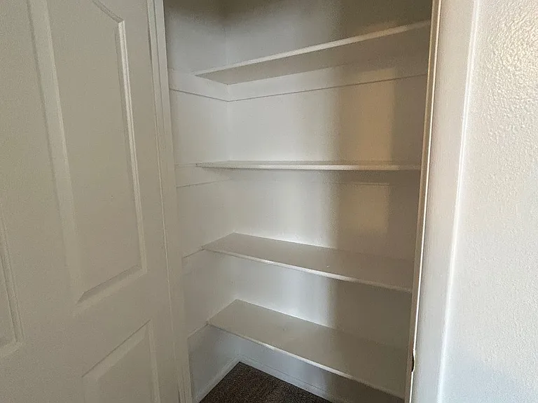 Main 819 S — Photo 25