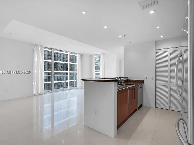 300 S Biscayne Blvd #T-3702 — Photo 2