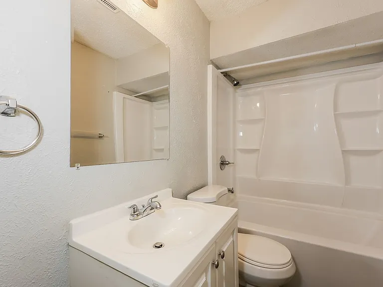 1238 Narcissus Ln — Photo 9