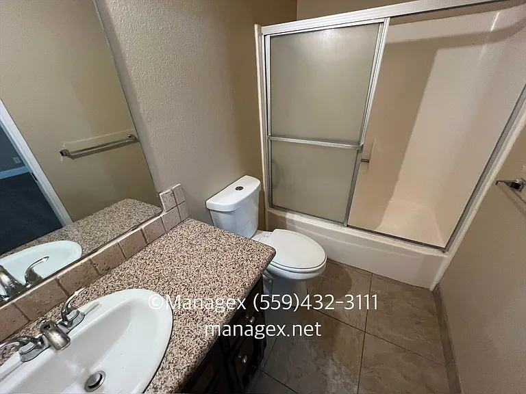 6104 N Fresno St #101 — Photo 12