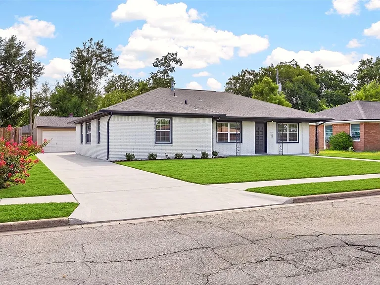 1202 Dogwood Dr — Photo 1