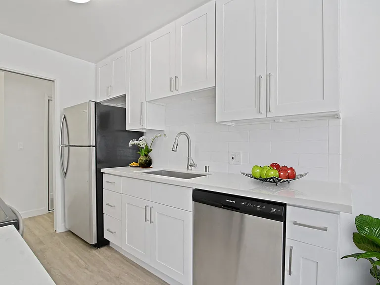 Bentley Avenue Apartments — Photo 34