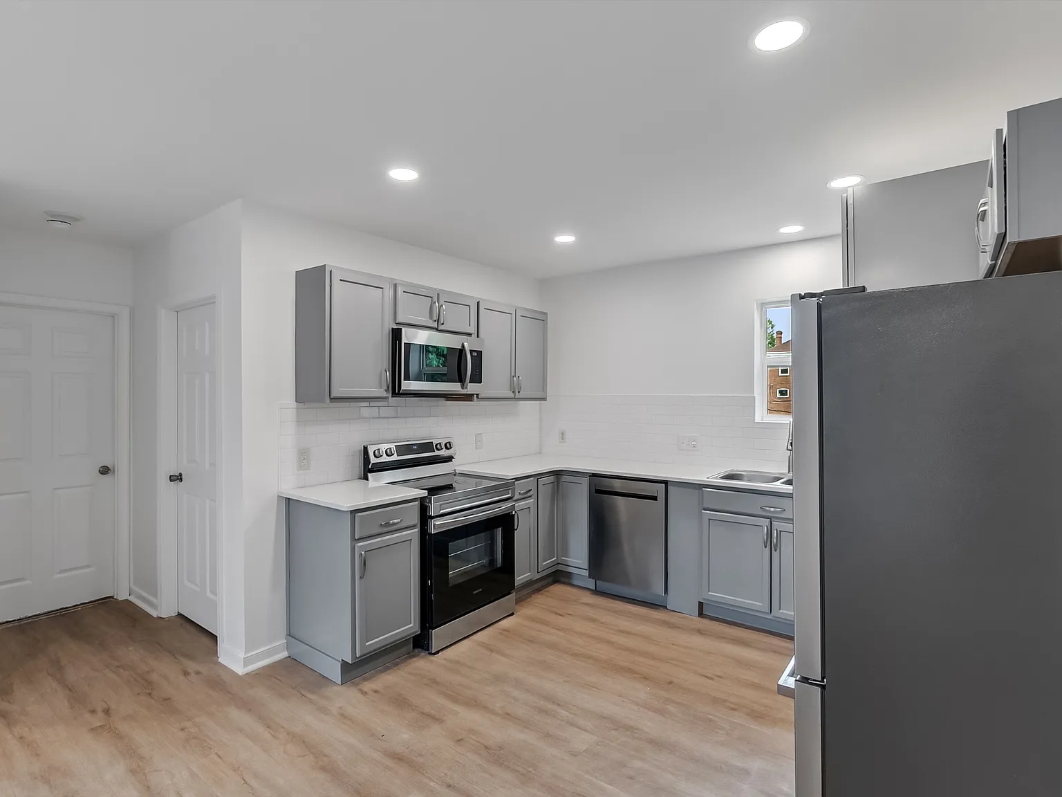 2 bed, 700 sqft, $1,550 — Photo 3
