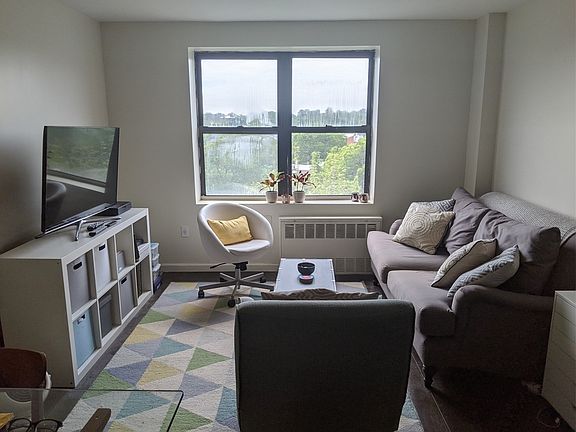 2nd image of 829 Greenwood Ave APT 7N