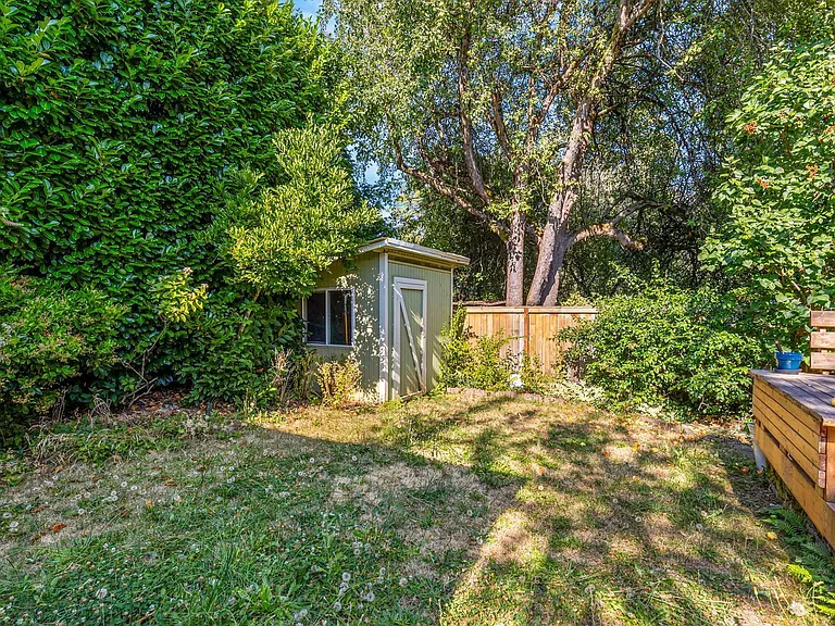 2047 N Sumner St — Photo 31