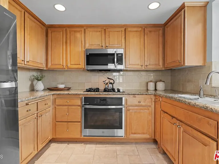 1830 Pelham Ave #301 — Photo 14