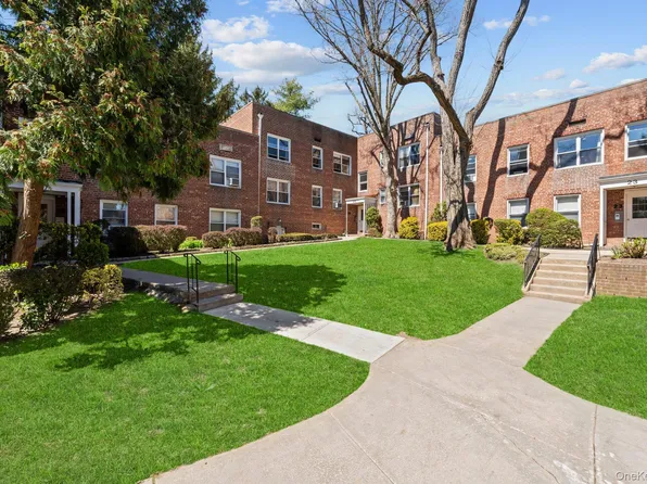 23 Edwards Street #2A, Roslyn Heights, NY 11577