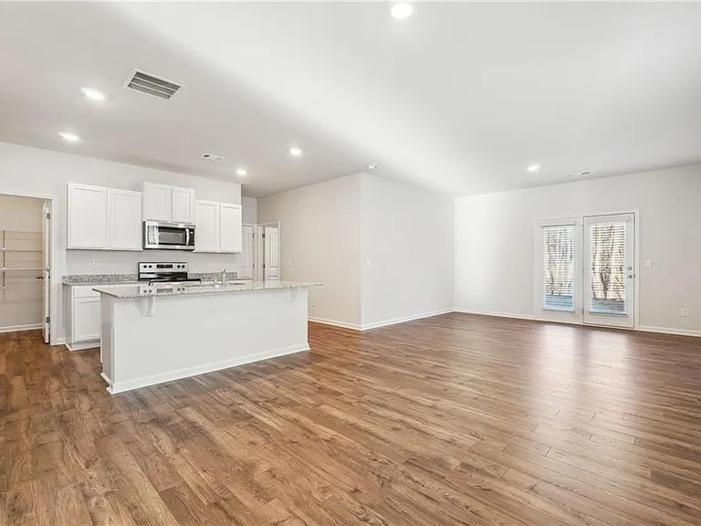 207 Whitewood Dr — Photo 4