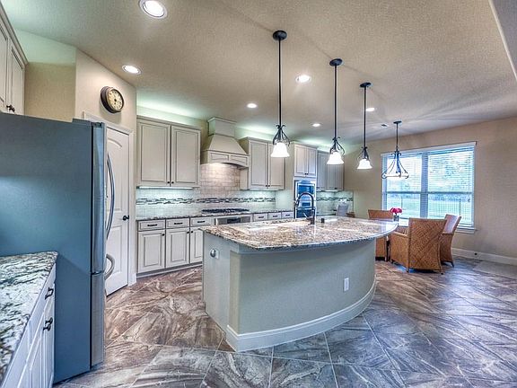 3rd image of 35 E Wading Pond Cir
