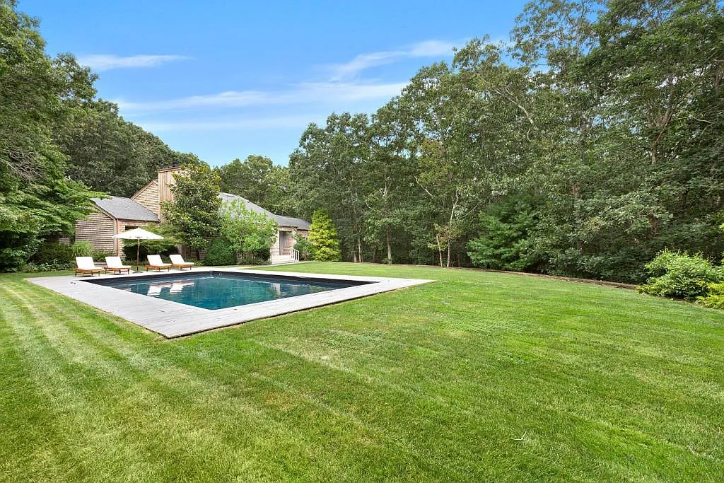 Oasis In Watermill — Photo 1