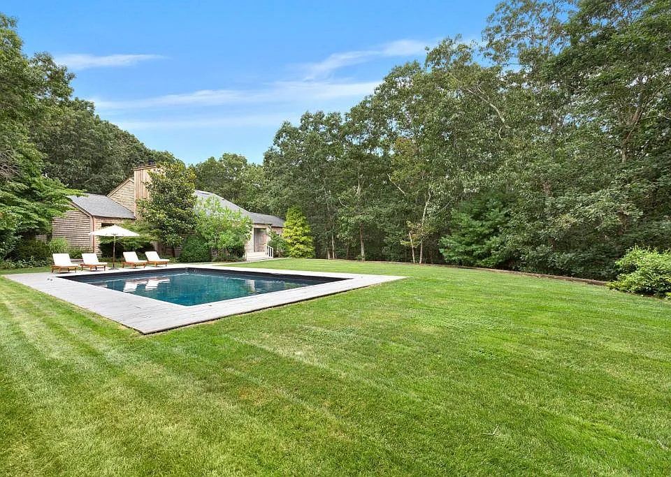 749 Edge Of Woods Rd