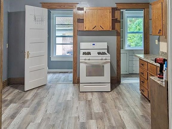 3rd image of 183 Alameda St